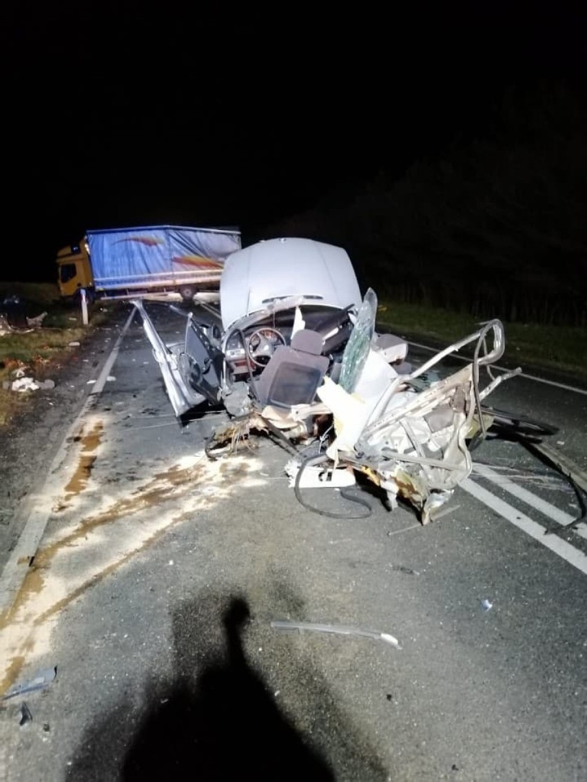 BMW zderzyło się z ciężarówką - jedna osoba trafiła do szpitala, druga nadal zablokowana - droga na Białe Piątkowo jest zamknięta