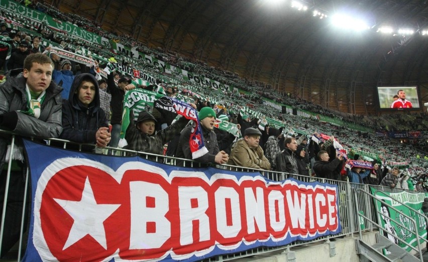 2012 rok. Flaga „Bronowice” na stadionie w Gdańsku podczas...