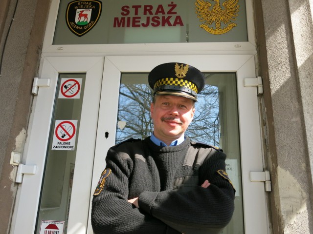 Strażnicy muszą uzyskiwać zgodę dowództwa na dodatkową pracę, by dorobić. - Aktualnie takich osób jest 10 – mówi Jacek Winiarski pełniący obowiązki komendanta straży miejskiej w Jeleniej Górze.