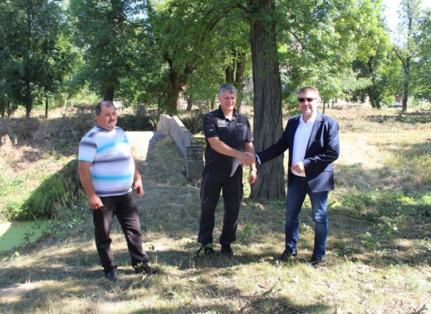 Osadzeni z ostrowskiego aresztu dbają o zieleń wokół zabytkowego parku w Rososzycy