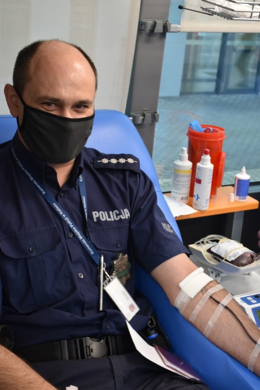 Akcja krwiodawstwa przed KMP w Kaliszu. Krew oddało 20 osób. ZDJĘCIA