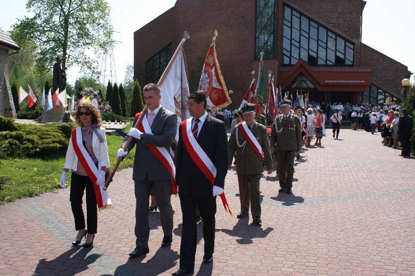 Myszków: Setki osób uczestniczyło w mszy św., pochodzie i składaniu wiązanek