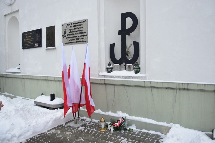 Radomsko: Kwiaty 79. rocznicę powstania Armii Krajowej. Władze miasta uczciły rocznicę