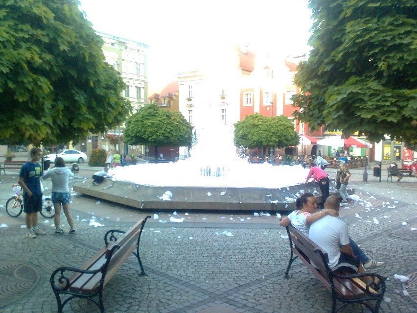 Piana w fontannie w wałbrzyskim Rynku - dowcipniś wlał tam prawdopodobnie szampon