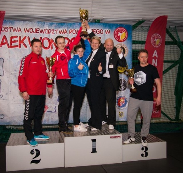 Trenerzy (od lewej): Marcin Wołosz z GK Taekwondo, Karol Siwek, Patrycja Kaniowska, Dorota Mazur i Rafał Mach (wszyscy z KS Taekwon-do AN-Do Pruszcz Gd.) i Daniel Nowakowski z KS Kolbudy