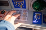 Uwaga na skimming! Kradzieże pieniędzy z bankomatów w Warszawie