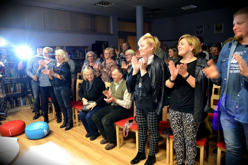 Oleg Kobzar w Wasilkowie. Recital i wystawa przyciągnęły do biblioteki wielu mieszkańców (zdjęcia)             