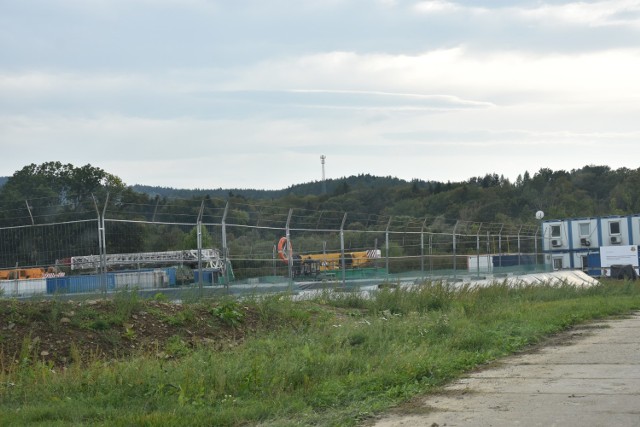 Trwają prace przy demontażu wieży wiertniczej w Sękowej. Zgodnie z zapowiedziami otwór geotermalny nie będzie pogłębiany