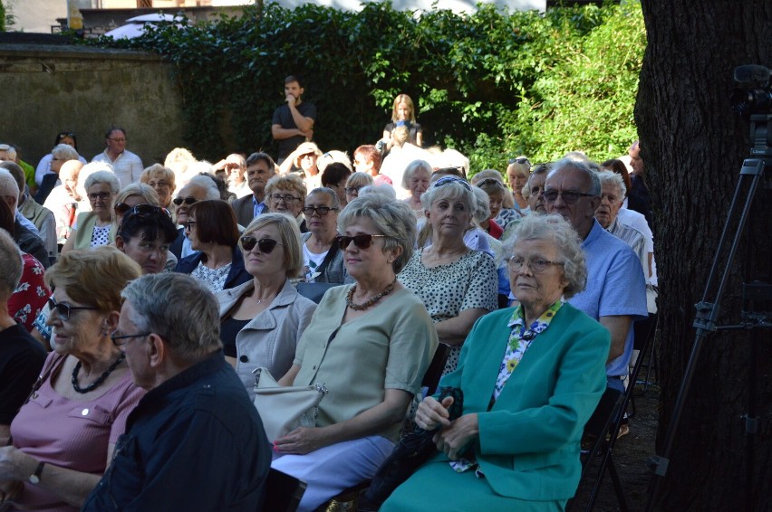 Koncert plenerowy w ogrodzie kościoła ewangelickiego w Wieluniu ZDJĘCIA