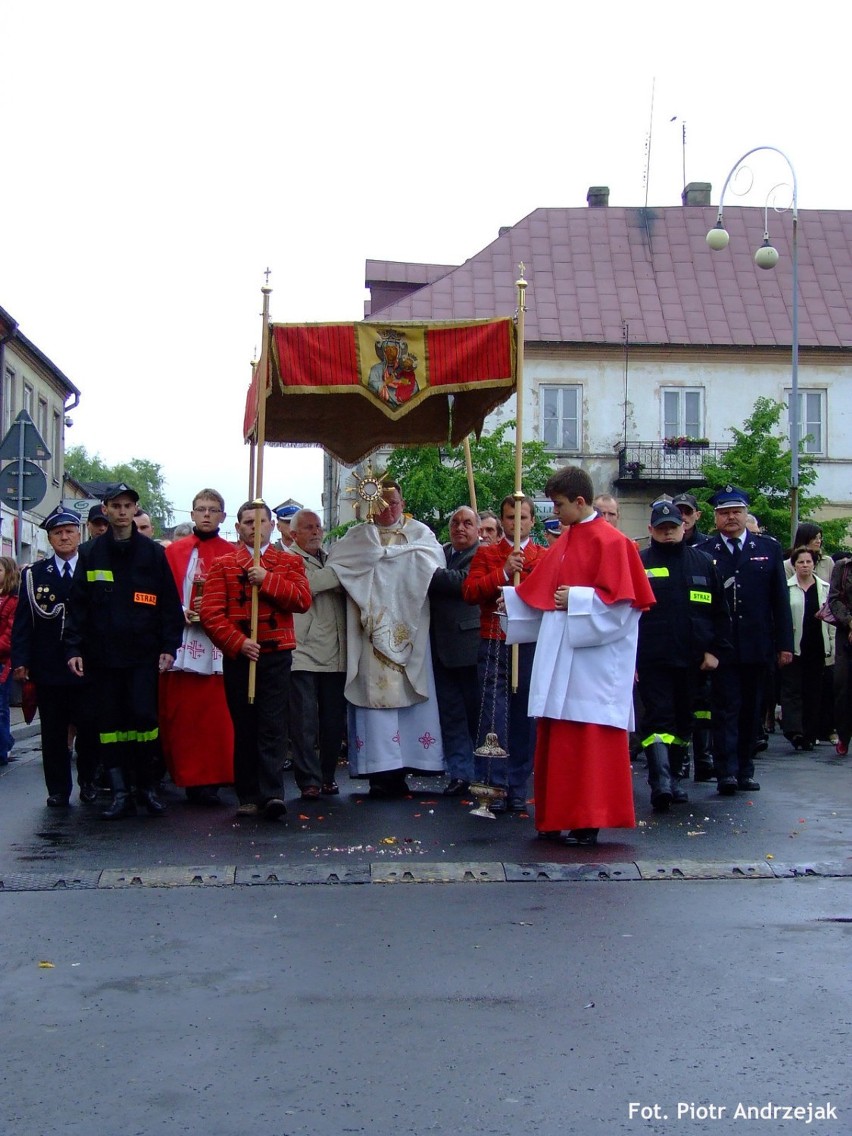 Do pierwszego ołtarza monstrancje niósł ks. ppłk. Zenon...