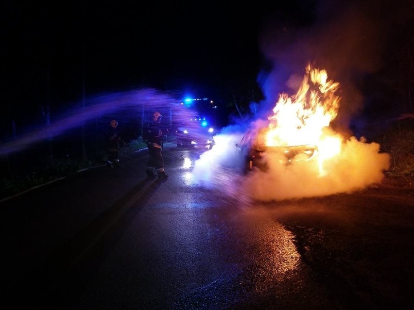 Nocny pożar samochodu