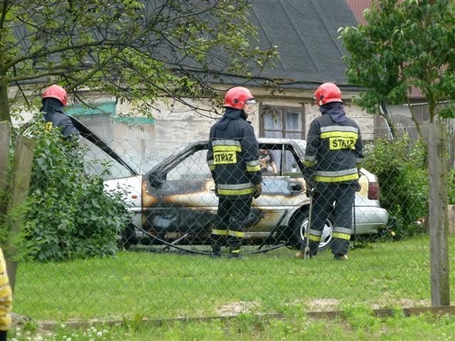 Na Zduńskiej spalił się samochód [zdjęcia]
