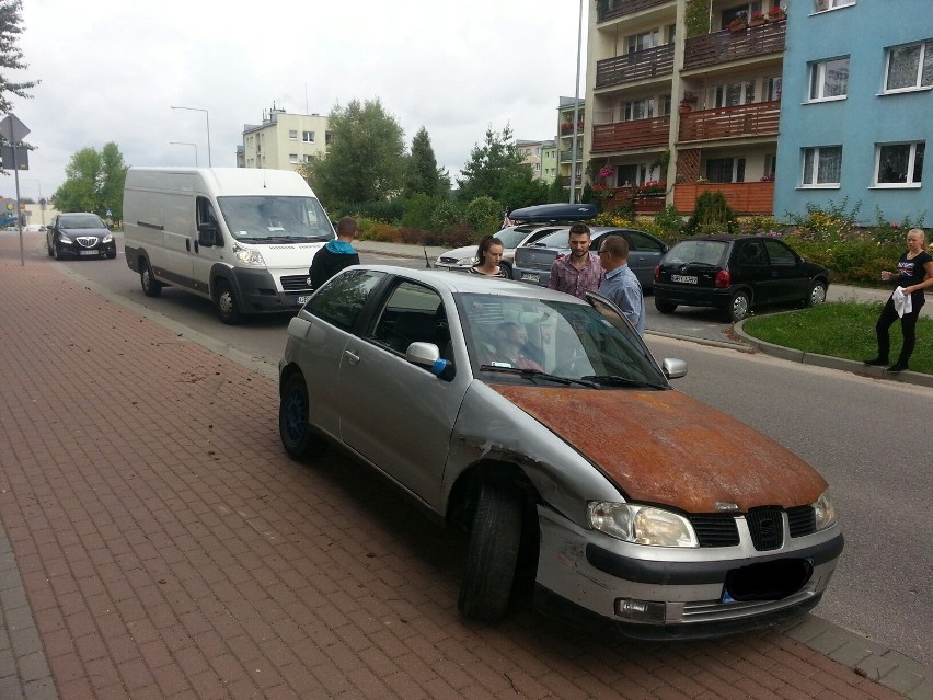 Wymuszenie pierwszeństwa przejazdu przyczyną zderzenia dwóch pojazdów na ul. Domańskiego w Bytowie