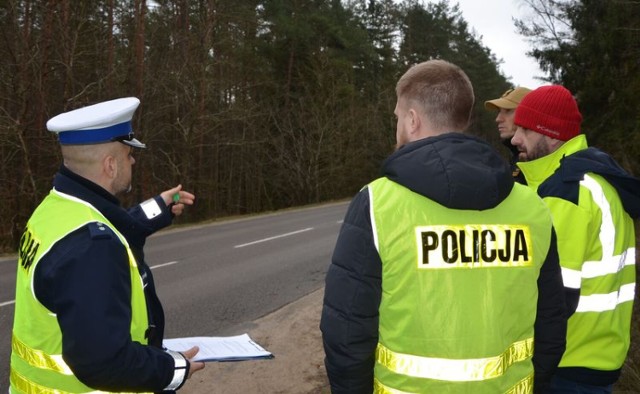 Członkowie komisji sprawdzali infrastrukturę drogową.