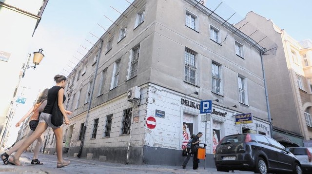 Potężna kamienica na rogu ulic Wrocławskiej, Koziej, Szkolnej mogłaby być wykorzystana np. na hotel, a jest ruiną