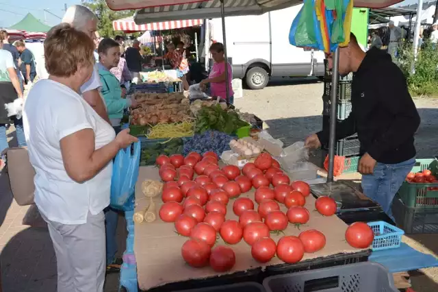 Na placu targowym ruch jak zwykle duży, jest dużo jesiennych owoców i warzyw, królują pomidory. Ceny na kolejnych zdjęciach>>>