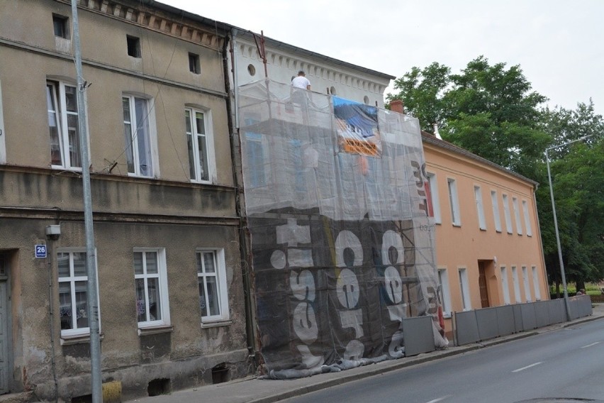 Odnawiana w tej chwili kamienica przy ul. Armii Krajowej 27...