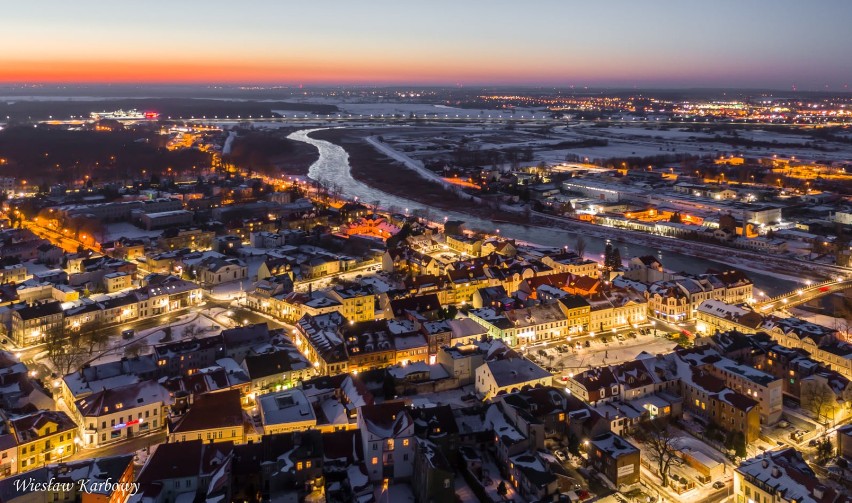 Bajkowy zimowy Konin w nocy z lotu ptaka. Miasto fotografowane z drona