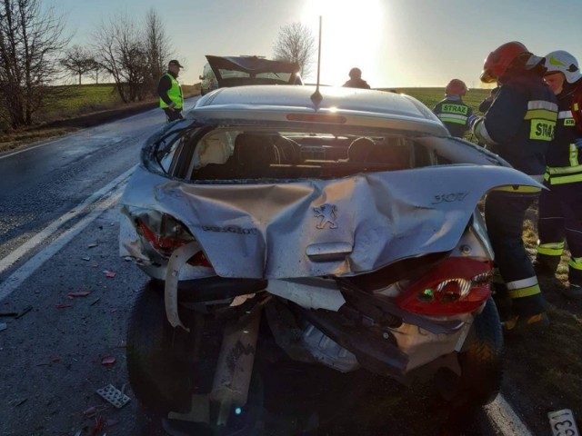 Na drodze krajowej nr 25 w Mąkowarsku (powiat bydgoski) zderzyło aż 5 samochodów osobowych, w tym jeden bus. 
Jak informują strażacy, trzy osoby trafiły do szpitala. 

W chwili wypadku droga była całkowicie zablokowana. Aktualnie ruch odbywa się tu wahadłowo. Należy się więc liczyć z utrudnieniami.






Flesz - wypadki drogowe. Jak udzielić pierwszej pomocy?

