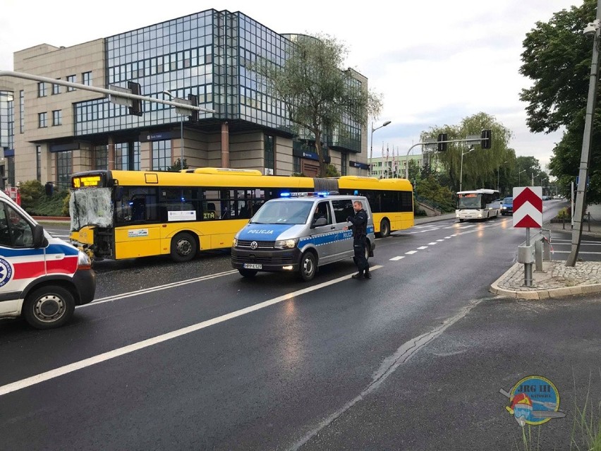 Wypadek autobusu w Katowicach. Trzy osoby poszkodowane ZDJĘCIA