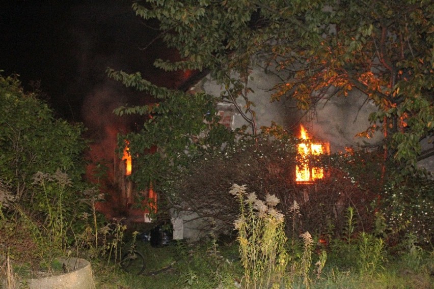 Pożar budynku na ulicy Wroniej w Legnicy (ZDJĘCIA)