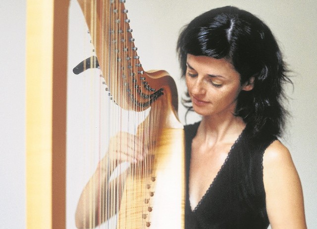 Margret Köll - wirtuozka gry na harfie podwójnej - będzie gościem festiwalu Wratislavia Cantans