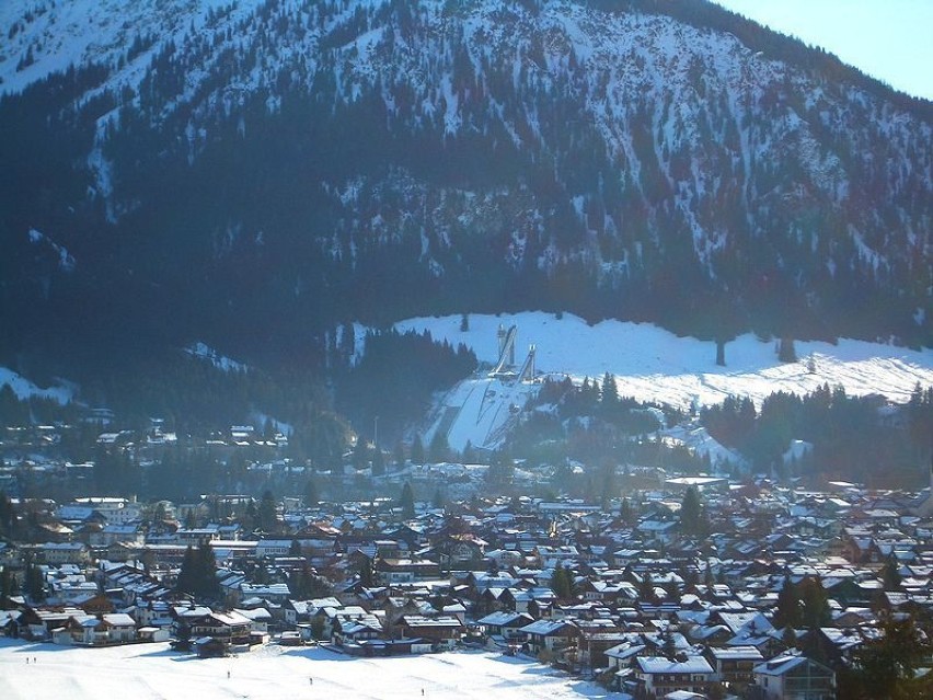 Panorama Oberstdorfu. W tle mamucia skocznia narciarska