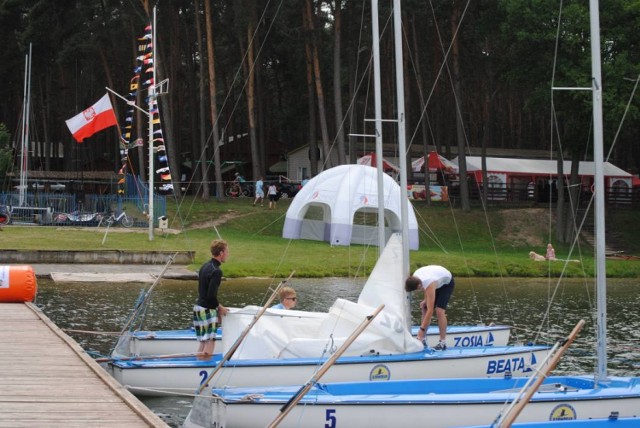 Żeglarski Puchar Świata w Klasie Omega ‘2013 na wodach jeziora Niesłysz. Żaglówki przycumowane po zawodach przy pomoście żeglarskim na terenie ośrodka Kormoran