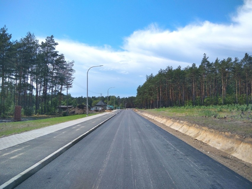 Budowa obejmuje odcinek drogi o nawierzchni bitumicznej...