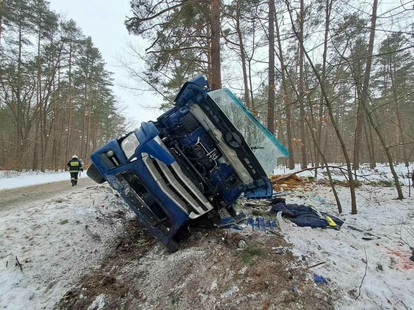 Wypadek ciężarówki w Dobrej pod Sieniawą. Zginął 46-letni kierujący pojazdem [ZDJĘCIA]