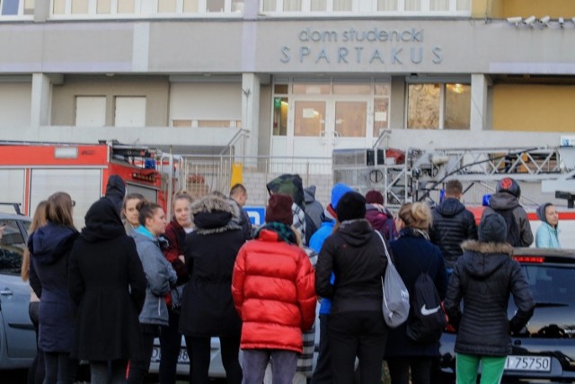 Ewakuacja domu studenckiego Spatrakus na terenie Stadionu Olimpijskiego