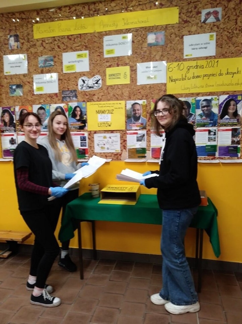 Licealiści z Suchowoli piszą listy w ramach akcji Amnesty International. Do tej pory powstało już kilkaset listów