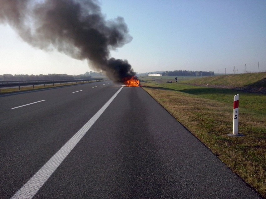 Pożar samochodu na A1. Jechały nim trzy osoby... ZOBACZ ZDJĘCIA