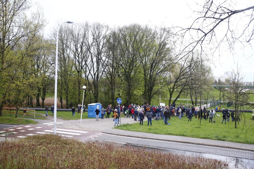 Protest mieszkańców w sprawie placu zabaw nad Dolinką