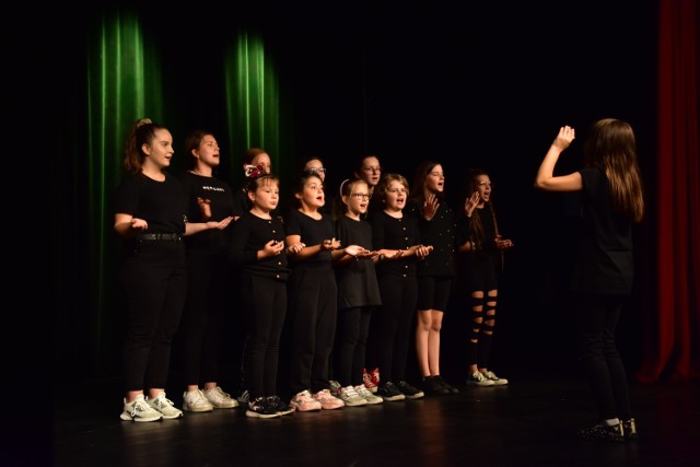 Przedstawienie na zakończenie warsztatów teatralnych z Dawidem Kartaszewiczem.