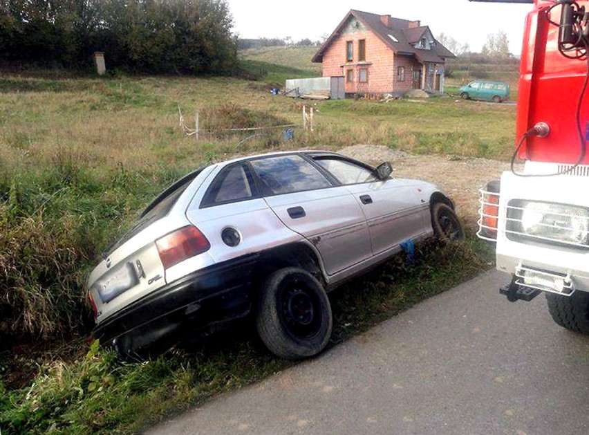 Auto w rowie, kierowca w szpitalu [FOTO]