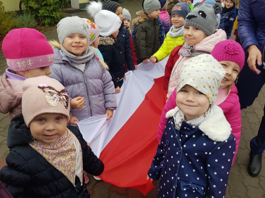 Przedszkolaki z Przedszkola nr 3 w Złotowie uczciły 100 rocznicę odzyskania Niepodległości przez Polskę