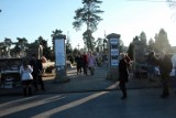 Wszystkich Świętych 2021 na Cmentarzu Zachodnie w Skarżysku-Kamiennej. Piękna pogoda sprzyjała wizytom na nekropoliach [ZDJĘCIA]