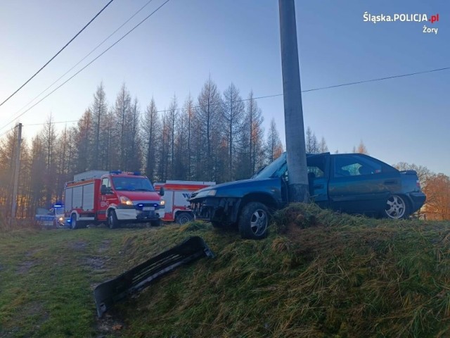 19-letni kierowca spieszył się do pracy i w Żorach na ulicy Kradziejówka uderzył samochodem w słup energetyczny