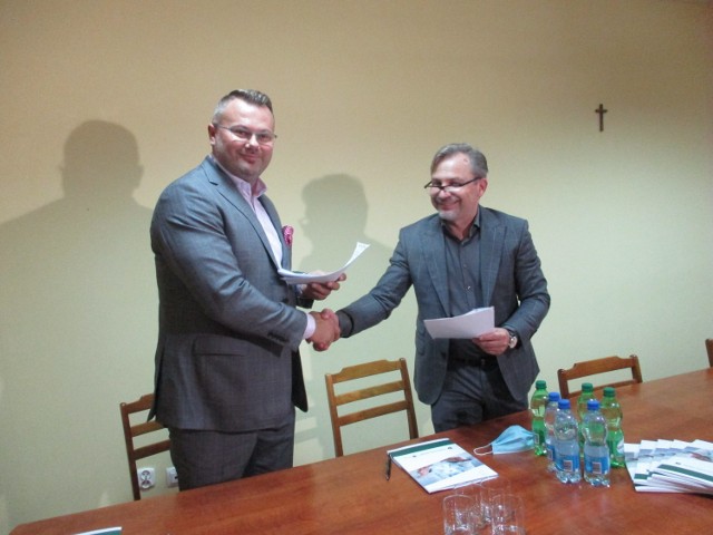 Od lewej: Prezes firmy Baumar, Marcin Szemainda i Marek Staszewski, dyrektor Opolskiego Centrum Onkologii podpisali wczoraj umowę na budowę łącznika