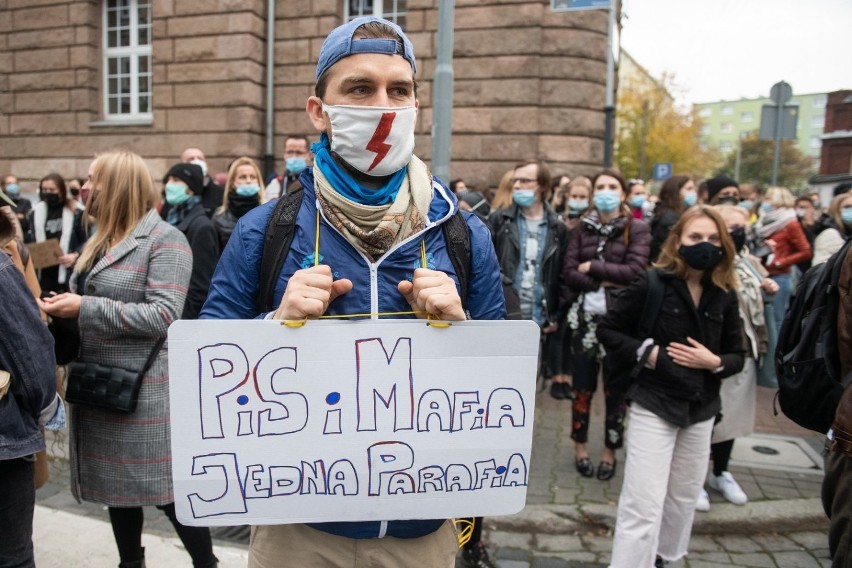 W piątek w Poznaniu kilka tysięcy osób wyszło na ulice, by...