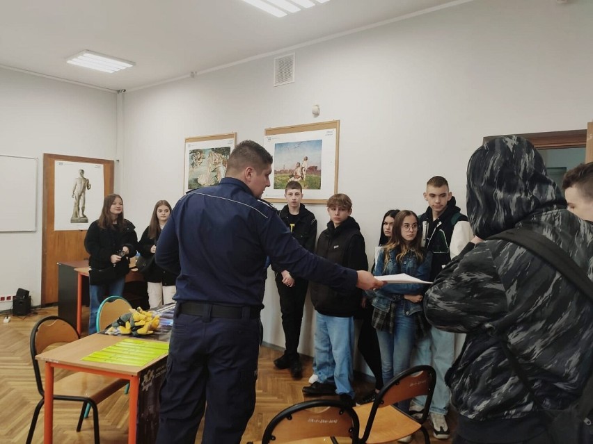 Policjanci zachęcają do wstąpienia w ich szeregi.