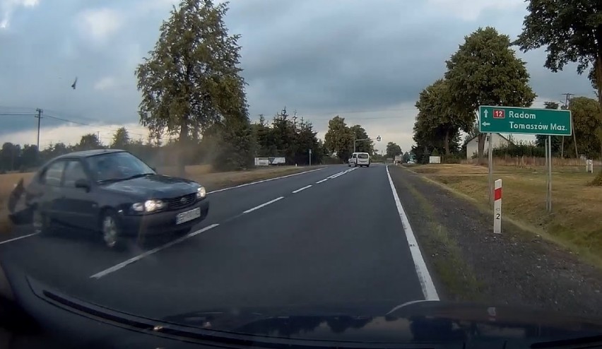 Wypadek na drodze krajowej nr 12 w miejscowości Radonia między Sulejowem a Mniszkowem [ZDJĘCIA, FILM]