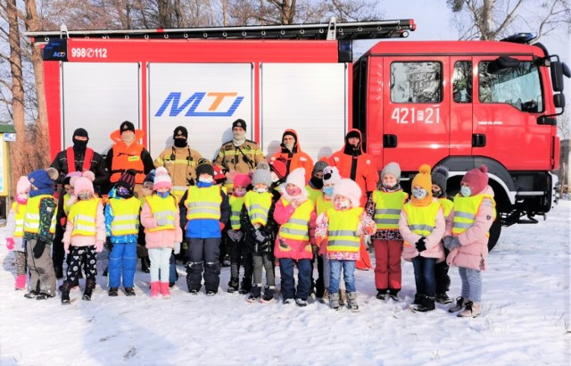Strażacy ze Świebodzina zachwycili swoimi działaniami sześciolatków ze Szkoły Podstawowej w Lubrzy
