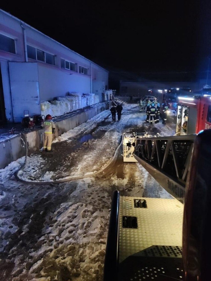 Pożar hali firmy zajmującej się przetwarzaniem plastiku na kieleckim Białogonie. W akcji siedem zastępów straży pożarnej. Zobacz zdjęcia