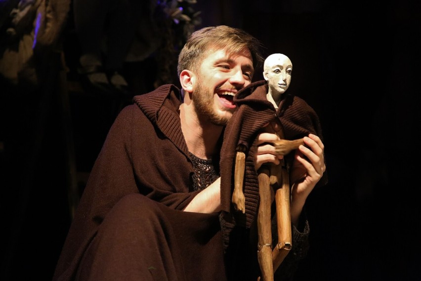 Spektakl „O mniejszych braciszkach św. Franciszka” w Teatrze "Maska" w Rzeszowie. To dynamiczna sztuka, pełna zabawnych dialogów