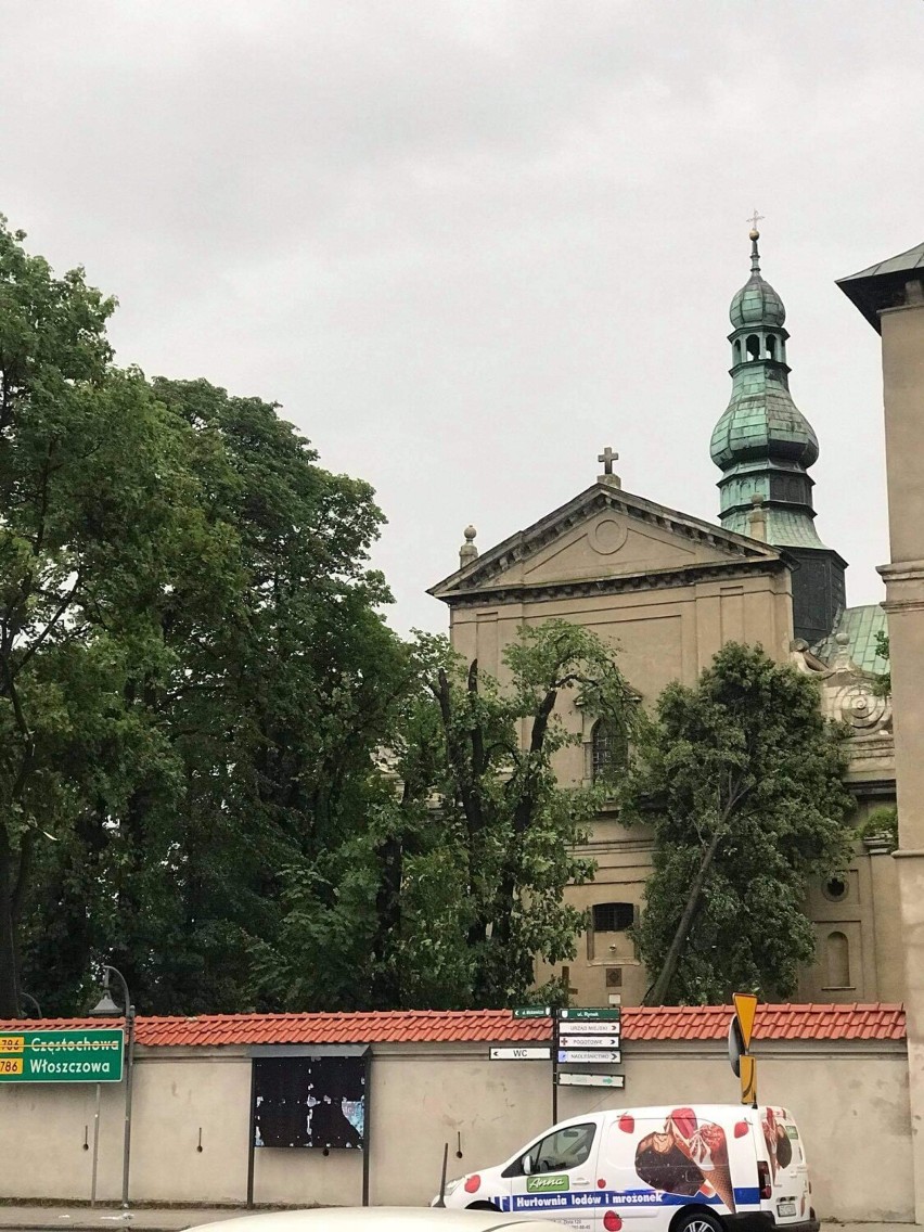 Nawałnica nad Koniecpolem. Wichura zerwała dachy z kilkunastu domów. Burmistrz miasta mówi, że są osoby ranne