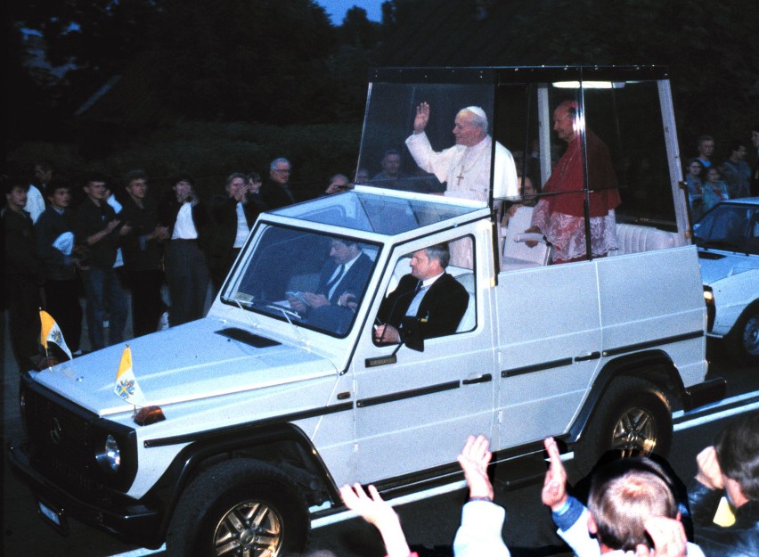 Skandal! Uczniowie z Jastrzębia udawali przejazd papamobile i znieważyli papieża! [Wideo]