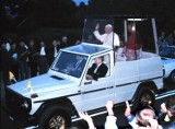 Skandal! Uczniowie z Jastrzębia udawali przejazd papamobile i znieważyli papieża! [Wideo]