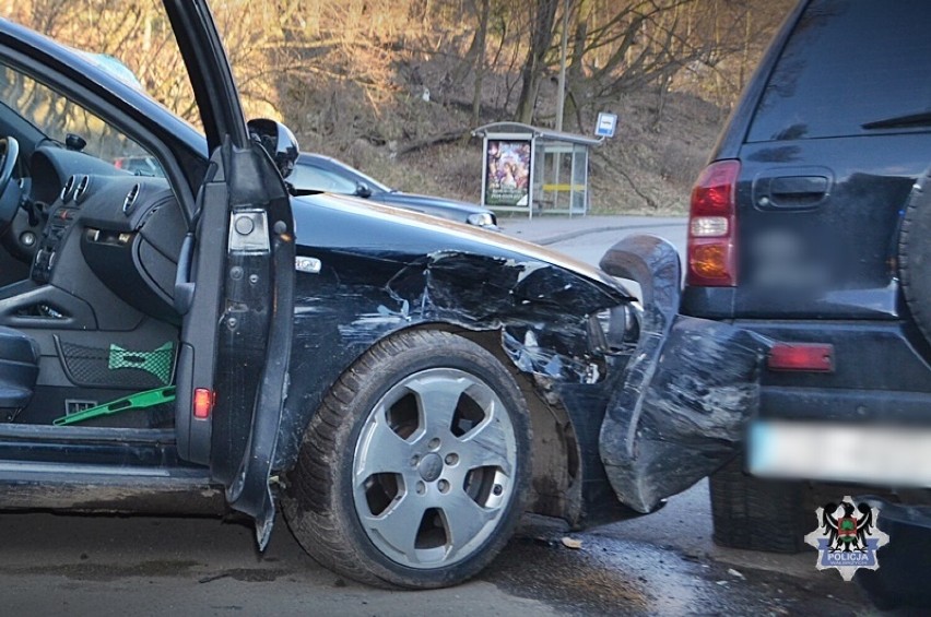 Zagapił się i uderzył w samochód zaparkowany częściowo na...